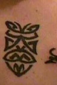 genties totemo tatuiruotės modelis su sparnais ant nugaros