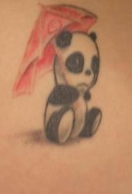 Talio malĝoja panda kun tatuaje de ruĝa ombrelo