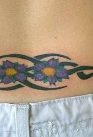 Vyötärö violetti kukka ja musta Totem-tatuointikuvio