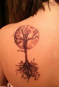 drzewo z powrotem dziewczyna z dużym wzorem tatuażu księżyca