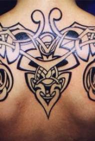 stort symmetrisk sort tatoveringsmønster på bagsiden