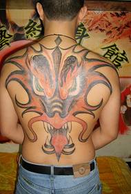 patrón de tatuaje de dragón de espalda masculina masculina