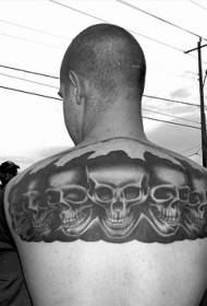 Esquena masculina negra una fila de dissenys de tatuatges
