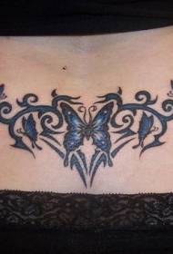 腰に多くの深い青色の蝶のつるタトゥーのデザイン