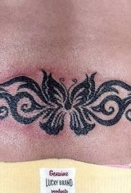tótem negro en la cintura con estampado de tatuaje de mariposa