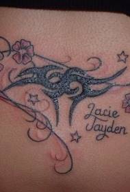 pás čierna postava s kvetinami a tetovaním vzorov hviezd