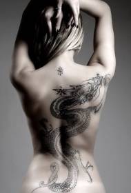 ženska leđa crni uzorak tetovaža velikog zmaja u kineskom stilu