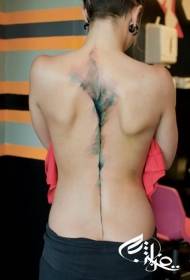 vajzë elegante mbrapa modelin e bukur të tatuazhit me bojëra uji