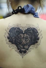 Spate model de tatuaj cap de leu în formă de inimă alb-negru