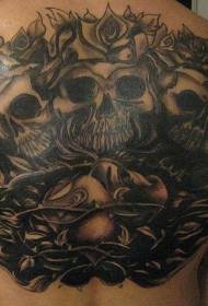 wzór tatuażu z czarną czaszką i różaną winoroślą