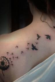 mergaitės atgal kiaulpienės ir paukščio gražus tatuiruotės modelis