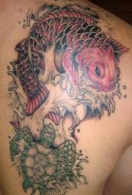 背部绿色海龟和大红色鲤鱼纹身图案