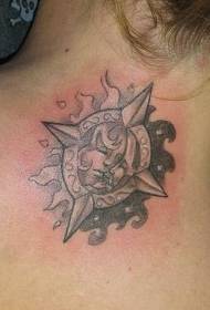 Sol og månesymbol hals tatoveringsmønster