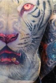 Záhadný farebný biely tigr s červenými krvavými očami plnými tetovacích návrhov