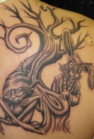 Ryg sort og hvid kanin og gnome tatoveringsmønster i stort træ