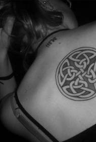 likod ng itim at puti na pattern ng tattoo na Celtic knot