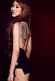 Tian Zilin back sexy domineering black grey squid tattoo