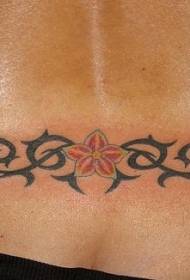 taille reade blommen en swarte totem tattoo patroan