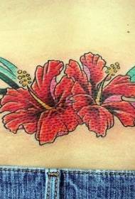 腰部有兩個美麗的紅色花朵紋身設計