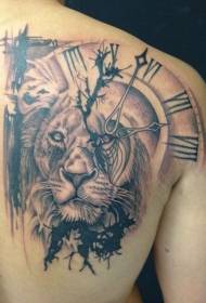 cabeza de león traseiro con patrón de tatuaxe de reloxo