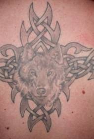 leđa vučje glave i keltski uzorak tetovaže čvorova