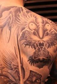 rug monsterdraak in vlieënde tatoeëringpatroon in die lug