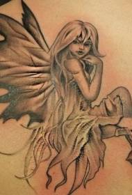 Patrón lindo del tatuaje del duende con alas en la espalda