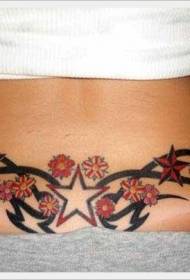 腰間紅色星星和花朵，配以黑色部落圖騰紋身圖案