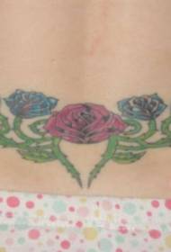 腰部紅色和藍色彩色的玫瑰藤紋身圖案