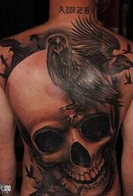 το πίσω κρανίο και μια ομάδα κοράκι σχέδια τατουάζ