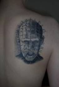 terrível cabeça humana perfurada com padrão de tatuagem de agulha