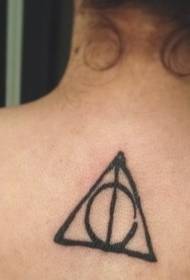 povratak jednostavan crni trokut uzorak tetovaže