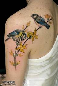 Wzór tatuażu kwiat i ptak