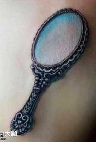 နောက်သို့ Mirror Tattoo ပုံစံ