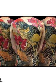 背部的大锦鲤纹身图案