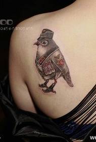 zgodan sladak uzorak ptica tetovaža