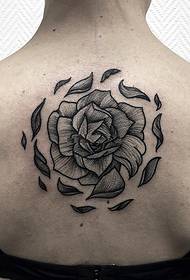 flores em plena floração na parte de trás da tatuagem