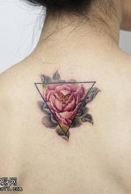 триъгълен шаблон на татуировка на божур на гърба