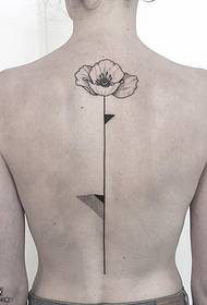 un tatuaj de flori pe modelul coloanei vertebrale