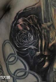 model de tatuaj din spate trandafir