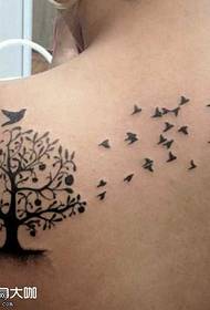 πίσω μοτίβο τατουάζ δέντρο
