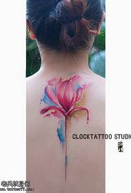背部水彩花卉紋身圖案