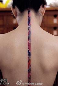 דפוס קעקוע מוטות צבוע על עמוד השדרה