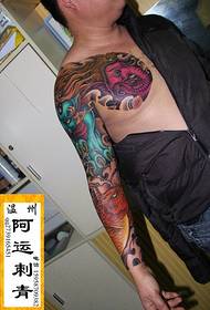 brazo de flor clásico como tatuaje