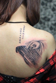 dekleta na hrbtu Ženske, ki igrajo tetovažo osebnosti klavirja