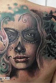 Padrão de tatuagem de menina de morte nas costas