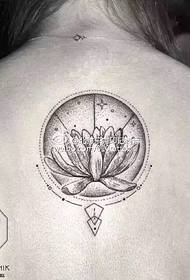 pattern ng likod ng geometriko na lotus tattoo