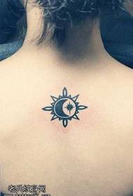 Patrón de tatuaje de estrelas de lúa de sol