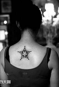 tilbage fem-stjernet tatoveringsmønster