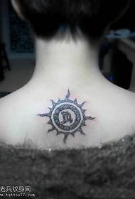 mmbuyo yaying'ono ndi yokongola totem tattoo
